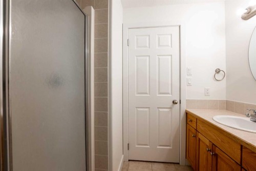 119 Grand River Boulevard West, Lethbridge, AB - Indoor Photo Showing Bathroom