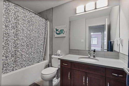 806 Miners Boulevard West, Lethbridge, AB - Indoor Photo Showing Bathroom