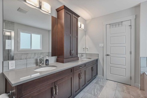 806 Miners Boulevard West, Lethbridge, AB - Indoor Photo Showing Bathroom