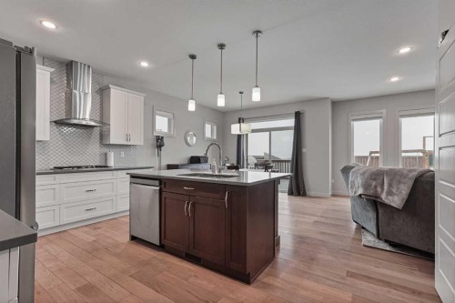 806 Miners Boulevard West, Lethbridge, AB - Indoor Photo Showing Kitchen With Upgraded Kitchen