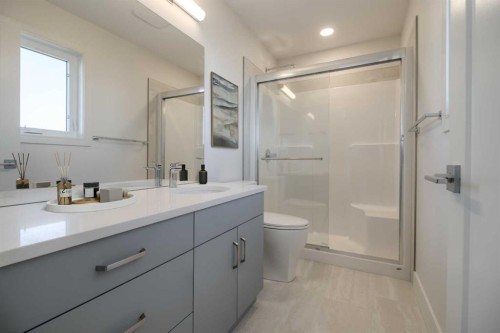 4517 31 Avenue South, Lethbridge, AB - Indoor Photo Showing Bathroom