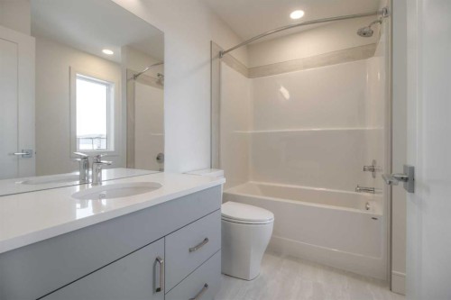 4517 31 Avenue South, Lethbridge, AB - Indoor Photo Showing Bathroom