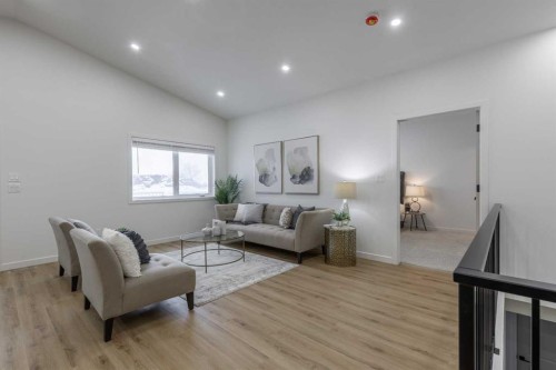 112 E 300 S, Raymond, AB - Indoor Photo Showing Living Room
