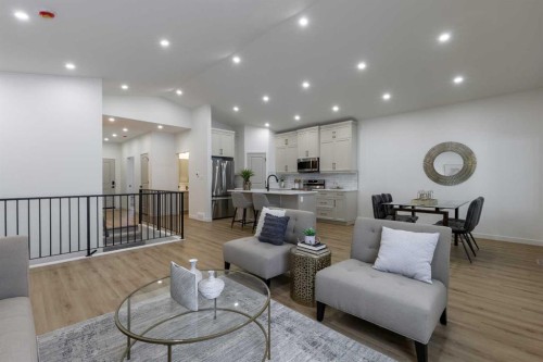 112 E 300 S, Raymond, AB - Indoor Photo Showing Living Room