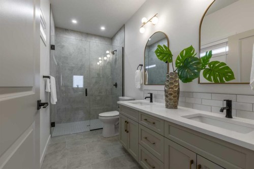 112 E 300 S, Raymond, AB - Indoor Photo Showing Bathroom