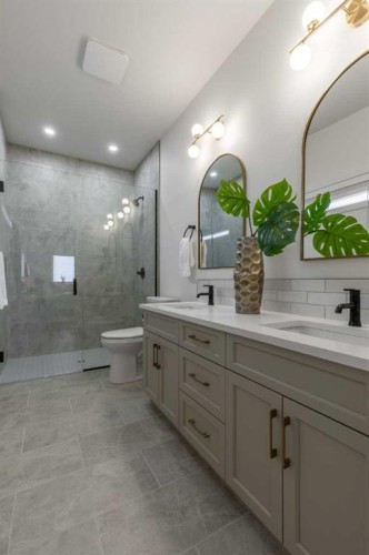 112 E 300 S, Raymond, AB - Indoor Photo Showing Bathroom