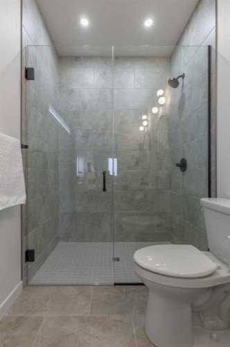 112 E 300 S, Raymond, AB - Indoor Photo Showing Bathroom