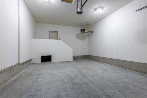 112 E 300 S, Raymond, AB - Indoor Photo Showing Other Room