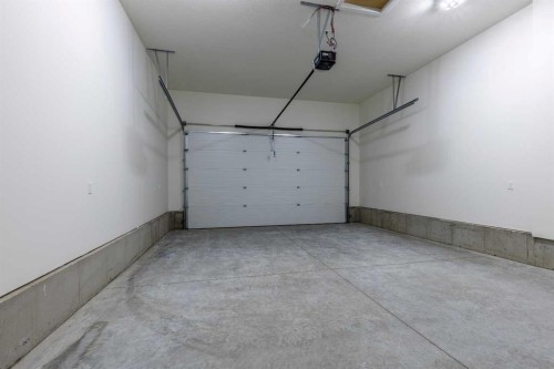 112 E 300 S, Raymond, AB - Indoor Photo Showing Garage