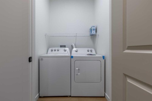 112 E 300 S, Raymond, AB - Indoor Photo Showing Laundry Room