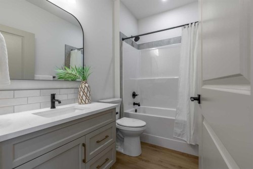 112 E 300 S, Raymond, AB - Indoor Photo Showing Bathroom