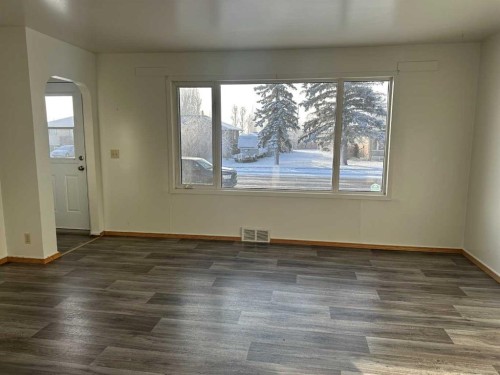 114 3 Avenue North, Vauxhall, AB - Indoor Photo Showing Other Room