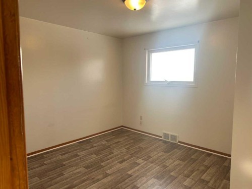114 3 Avenue North, Vauxhall, AB - Indoor Photo Showing Other Room
