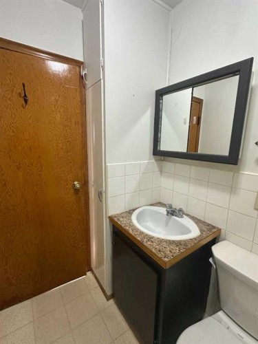 114 3 Avenue North, Vauxhall, AB - Indoor Photo Showing Bathroom