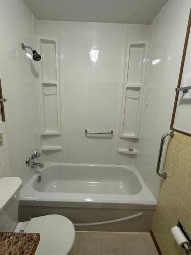 114 3 Avenue North, Vauxhall, AB - Indoor Photo Showing Bathroom