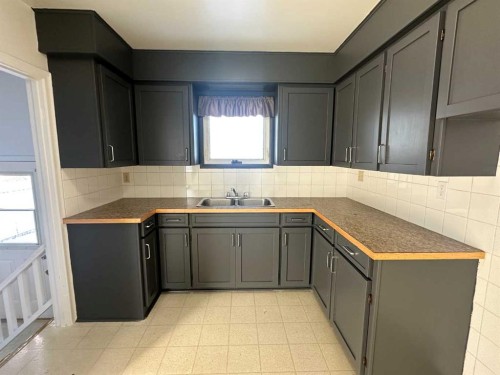 114 3 Avenue North, Vauxhall, AB - Indoor Photo Showing Kitchen With Double Sink