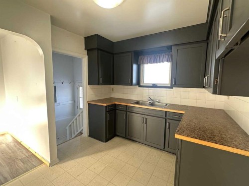 114 3 Avenue North, Vauxhall, AB - Indoor Photo Showing Kitchen With Double Sink