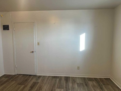 114 3 Avenue North, Vauxhall, AB - Indoor Photo Showing Other Room