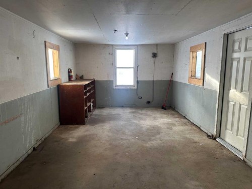 114 3 Avenue North, Vauxhall, AB - Indoor Photo Showing Other Room