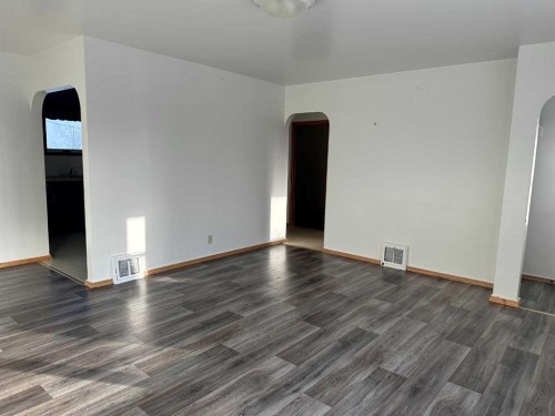 114 3 Avenue North, Vauxhall, AB - Indoor