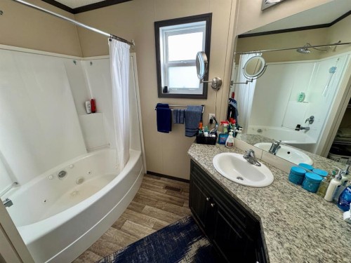 95041A Hwy 2, Fort Macleod, AB - Indoor Photo Showing Bathroom