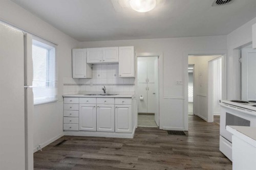 184 W 100 S, Raymond, AB - Indoor Photo Showing Kitchen