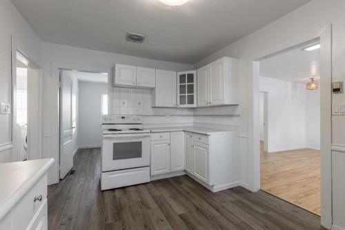 184 W 100 S, Raymond, AB - Indoor Photo Showing Kitchen
