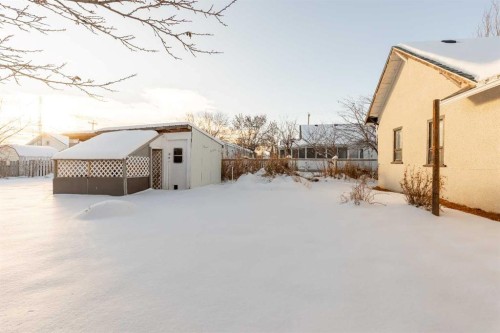 184 W 100 S, Raymond, AB - Outdoor