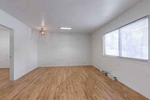 184 W 100 S, Raymond, AB - Indoor Photo Showing Other Room