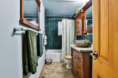 1807 2 Avenue North, Lethbridge, AB - Indoor Photo Showing Bathroom