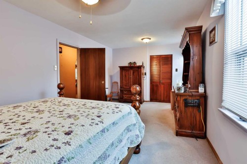 1807 2 Avenue North, Lethbridge, AB - Indoor Photo Showing Bedroom