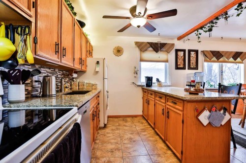1807 2 Avenue North, Lethbridge, AB - Indoor Photo Showing Kitchen