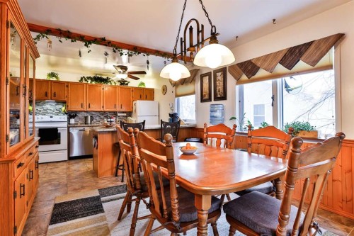 1807 2 Avenue North, Lethbridge, AB - Indoor Photo Showing Dining Room
