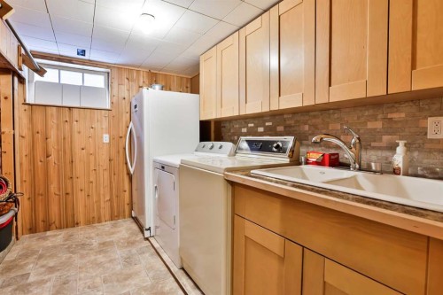 1807 2 Avenue North, Lethbridge, AB - Indoor Photo Showing Laundry Room
