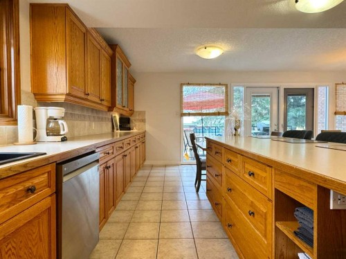 133 Laval Court West, Lethbridge, AB - Indoor Photo Showing Kitchen