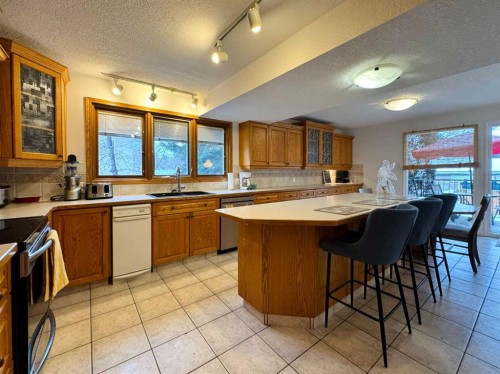 133 Laval Court West, Lethbridge, AB - Indoor Photo Showing Kitchen