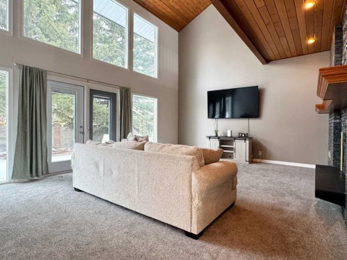 133 Laval Court West, Lethbridge, AB - Indoor Photo Showing Living Room