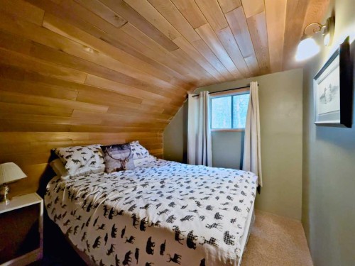 36 Lee Lake, Rural Pincher Creek No. 9, M.D. Of, AB - Indoor Photo Showing Bedroom