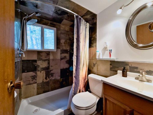 36 Lee Lake, Rural Pincher Creek No. 9, M.D. Of, AB - Indoor Photo Showing Bathroom