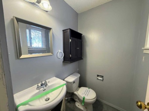 222 Eagle Road North, Lethbridge, AB - Indoor Photo Showing Bathroom