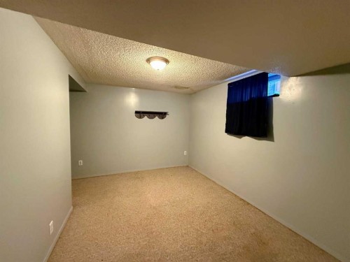 222 Eagle Road North, Lethbridge, AB - Indoor Photo Showing Other Room