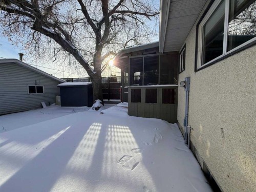 222 Eagle Road North, Lethbridge, AB - Outdoor With Exterior