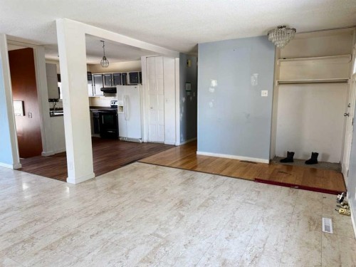 222 Eagle Road North, Lethbridge, AB - Indoor Photo Showing Other Room