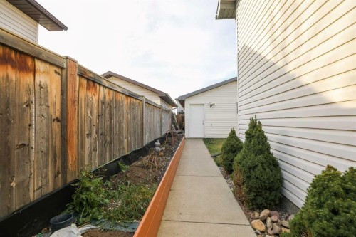 52 Lynx Road North, Lethbridge, AB - Outdoor With Exterior