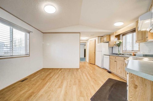 27 Westover Crescent West, Claresholm, AB - Indoor Photo Showing Kitchen