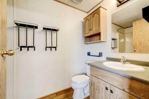 27 Westover Crescent West, Claresholm, AB - Indoor Photo Showing Bathroom