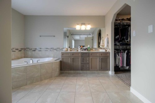 541 Aquitania Boulevard West, Lethbridge, AB - Indoor Photo Showing Bathroom