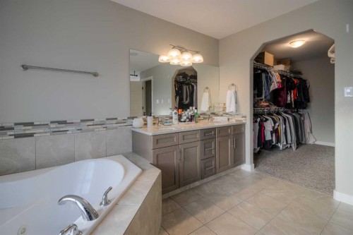 541 Aquitania Boulevard West, Lethbridge, AB - Indoor Photo Showing Bathroom