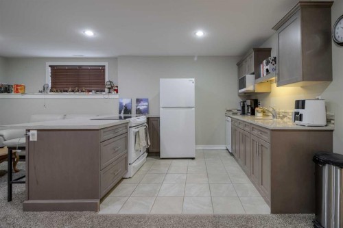 541 Aquitania Boulevard West, Lethbridge, AB - Indoor Photo Showing Kitchen