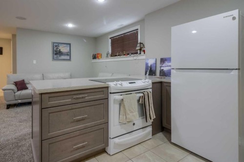 541 Aquitania Boulevard West, Lethbridge, AB - Indoor Photo Showing Kitchen